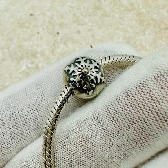 EUC Pandora 791232 Sterling Silver & 14k Gold Winter Wonderland Snowflake Clip